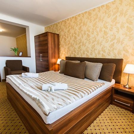 Hotel Merkur Kaluža Екстериор снимка