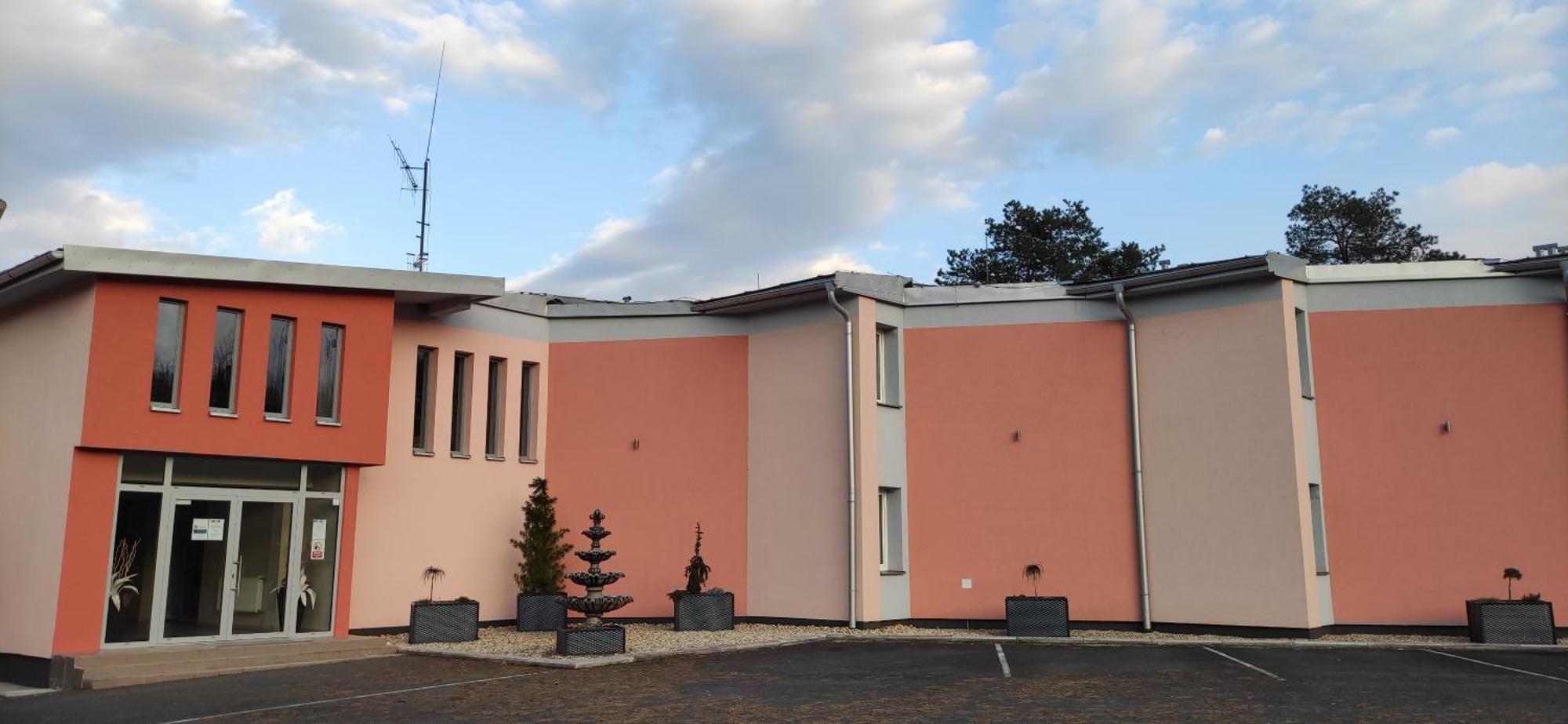 Hotel Merkur Kaluža Екстериор снимка